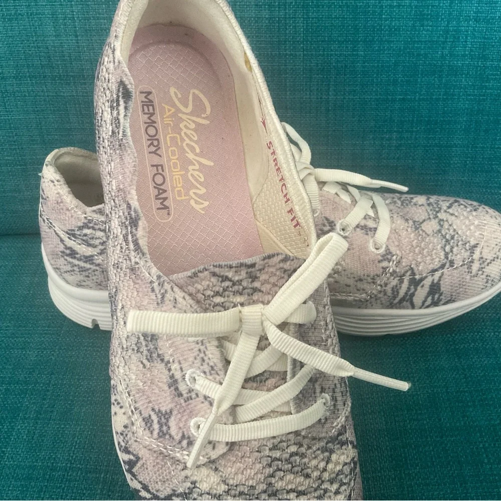 Women’s Sketchers Mem/Foam Fit Sneaker Cream/Pink/Grey Snake Pattern Slip On 5.5